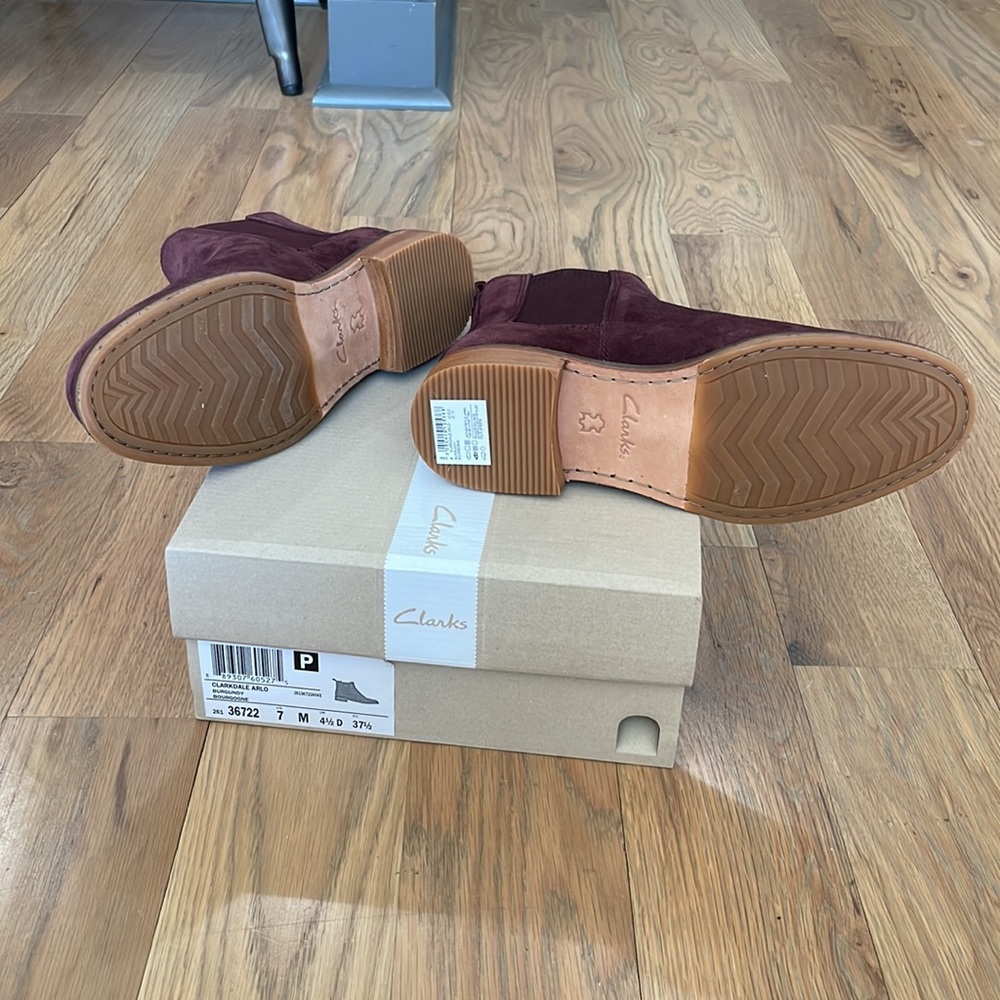 Clarks, brand new chelsea boots, size US 7, burgundy - Picture 4 of 4